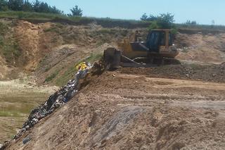 śmieci na terenie wyrobiska w Olszewicach