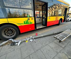 Kierowca autobusu miejskiego gruchnął w latarnię. Ta runęła na kobietę!