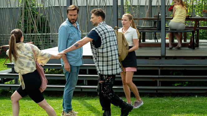 Barwy szczęścia, odcinek 2559. Luiza (Julia Zielińska), Damian (Michał Lesień-Głowacki), Dominika (Karolina Chapko), Aro (Martin Bogdan)