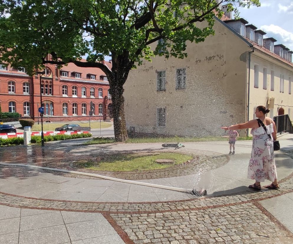 Miejski ratunek przed upałami. Kurtyny wodne i zdroje są już dostępne w Olsztynie!