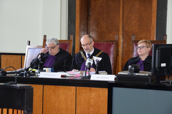 MIROSLAW KARAPYTA W SADZIE 