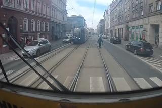 Zatrzymał tramwaj, ściągnął staruszkę z torów i się nią zaopiekował 