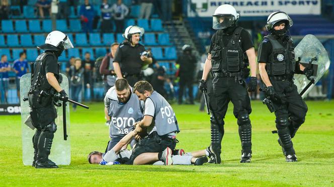 Chorzów: Zadyma na stadionie Ruchu. Kibole odpalili race i wdarli się na murawę [GALERIA]