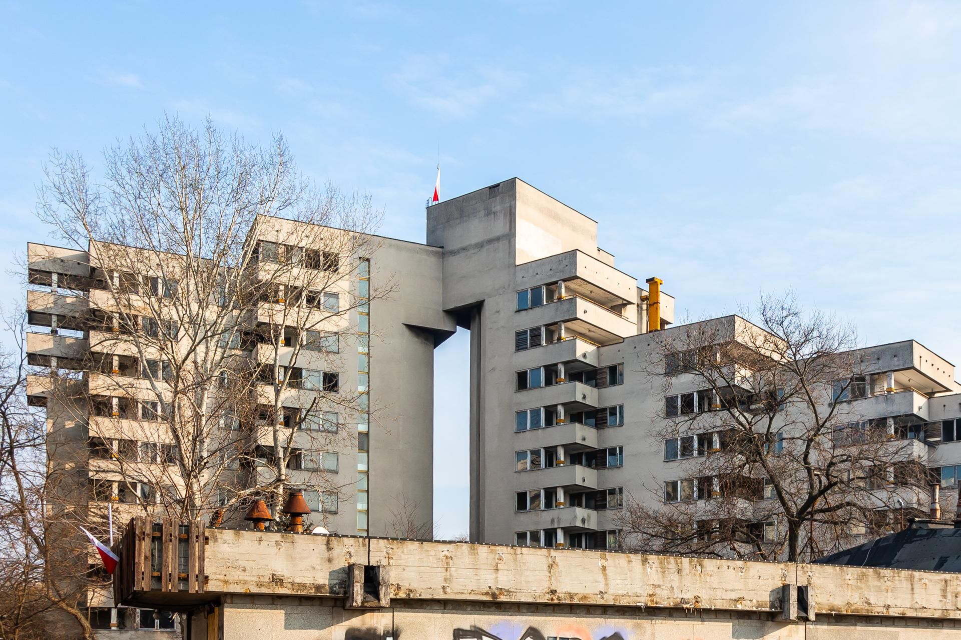 Szpiegowo, blok na Sobieskiego 100 w Warszawie