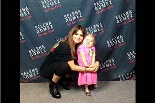 Selena Gomez bawi się z bardzo chorą 7-letnią fanką. Wzruszający duet!
