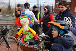 Rowerowe Topienie Marzanny w Lublinie. Lubelscy rowerzyści rozpoczęli tegoroczny sezon