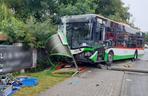 Autobus wjechał w ludzi stojących na przystanku