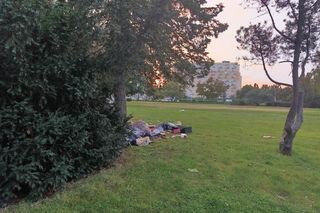 Śmieci i bezdomni w parku w centrum Gdyni