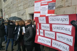 Bydgoszczanie walczą o podwyżki przed sądem. Pracownik sądowy - status głodowy!