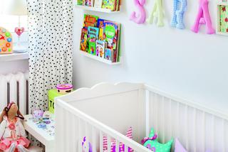 Biały pokój niemowlęcia z pastelowymi dodatkami