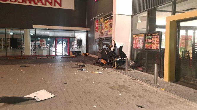 Nocny wybuch w Strzelnie. Bankomat wyleciał w powietrze, gotówka została