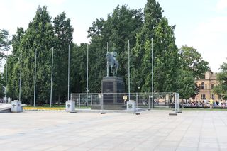 Pomnik Józefa Piłsudskiego w Lublinie ogrodzony