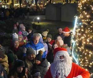 Tłumy na żorskim rynku. Miasto oficjalnie rozpoczęło sezon świąteczny. Rozświetlenie choinki i wizyta Mikołaja ZDJĘCIA