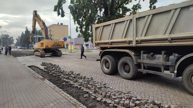 Zrywają kostkę na ulicy Dąbrowskiego w Lesznie. Wyleją tam asfalt.