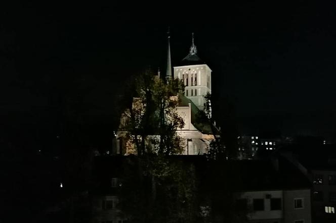 Wieża bramna nocą