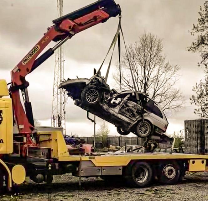 BMW roztrzaskało się na drzewie. 22-latka nie żyje