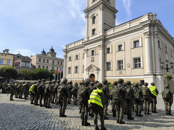 Żołnierze na rynku w Lesznie