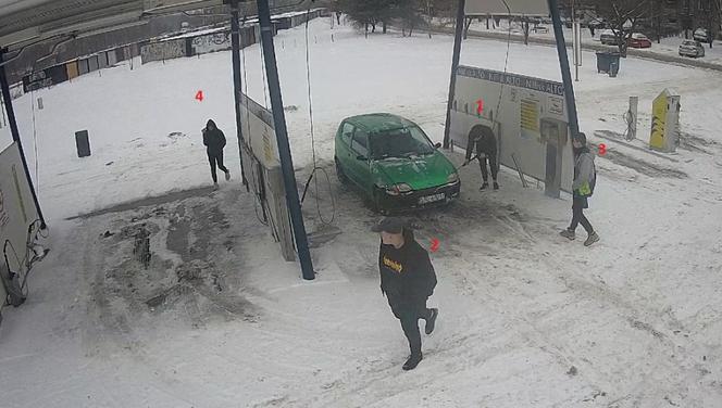 Katowice: Wandale zniszczyli myjnię samochodową. Szuka ich policja. Rozpoznajesz? [ZDJĘCIA]