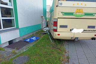 Gniezno. Autobus wjechał w budynek! Kierowca zasłabł za kółkiem?!