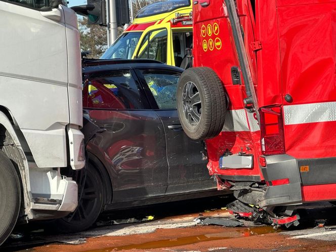 Ciężarówka zmiażdżyła cztery pojazdy. Sześć osób rannych, w tym dzieci. Lądował śmigłowiec LPR