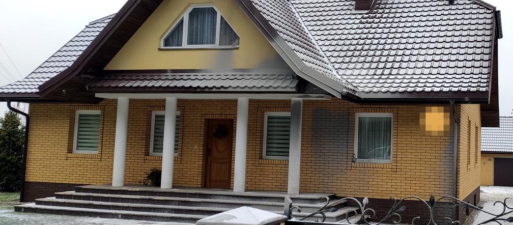 Puszcza Augustowska. Prywatny dom strażnika leśnego został oblany farbą przez nieznanych sprawców