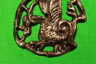 Unikatowe odkrycie w woj. lubelskim! Znaleziono średniowieczną odznakę… z bazyliszkiem