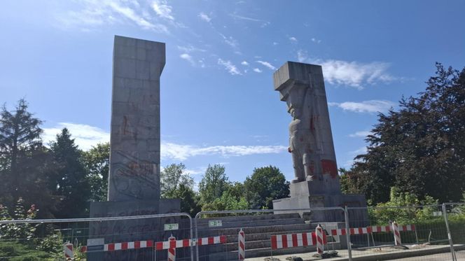 Pomnik "szubienic" w Olsztynie. Nawrocki i Kaczyński chcieli go zburzyć
