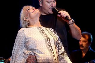 Legenda muzyki doznała udaru podczas koncertu! W konwulsjach upadła na scenę. Stan krytyczny