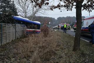 Groźny wypadek w podbydgoskim Niemczu. Autobus zderzył się z osobówką! [ZDJĘCIA]