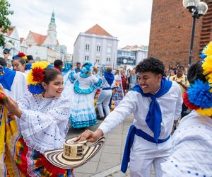 Dni Folkloru w Olsztynie 2025. Ulicami Starego Miasta przeszedł barwny korowód