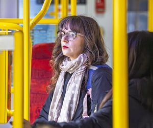 Jachira maluje się w tramwaju