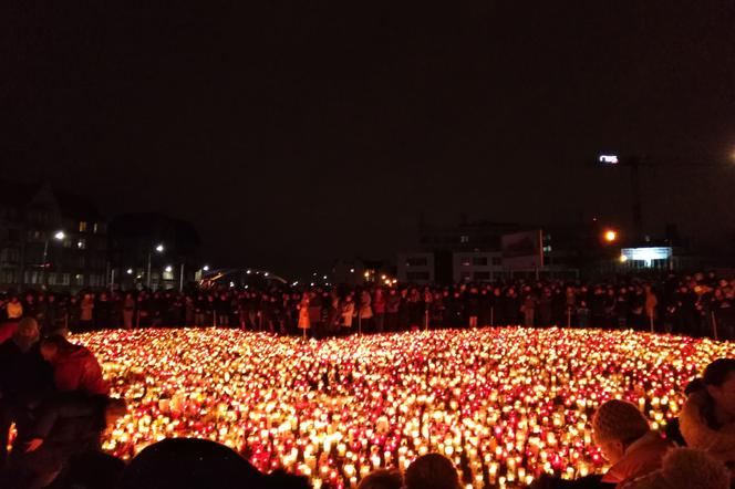 Na Placu Solidarności w Gdańsku mieszkańcy i wolontariusze WOŚP ułożyli gigantyczne serce z palących się zniczy