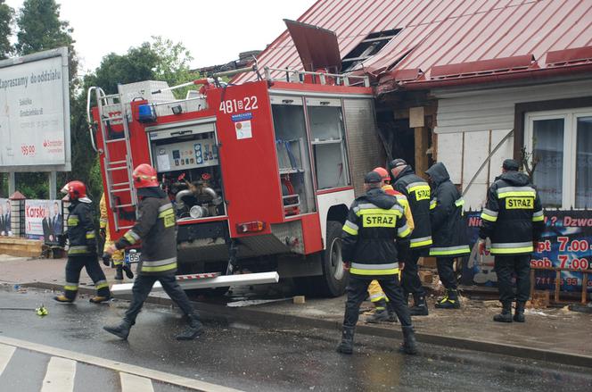 Sokółka. Wóz strażacki zderzył się z osobówką, a potem wjechał w dom. 4 osoby ranne