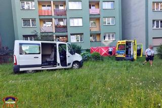 Dramat w Tychach. Młoda kobieta wypadła z balkonu budynku bloku