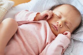 Ile powinno spać niemowlę na poszczególnych etapach pierwszego roku życia?