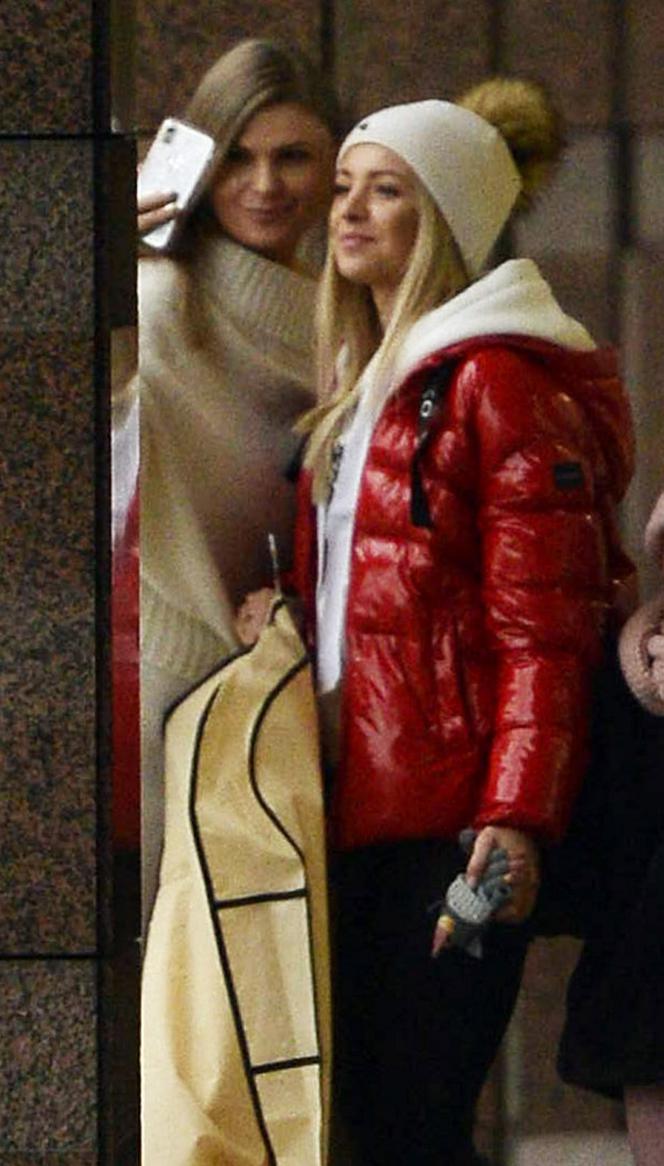 Basia Kurdej-Szatan z córką odbierają sylwestrową kreację u Violi Piekut. 