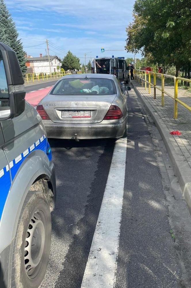 Pościg za kierowcą mercedesa. Staranował blokadę, przejechał po kolczatce i chciał rozjechać policjantów [ZDJĘCIA]