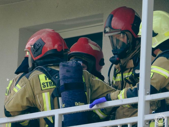 Pożar i wybuchy w mieszkaniu bloku w Tychach