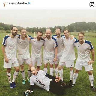 Mans Zelmerlow zagra mecz piłki nożnej z polskimi fanami