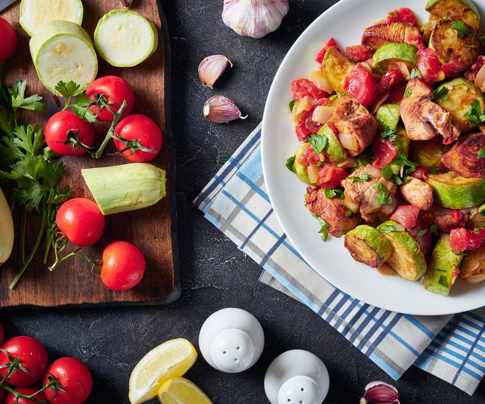  Ratatouille z kurczakiem: przepis na jednogarnkowy mięsny ratatuj