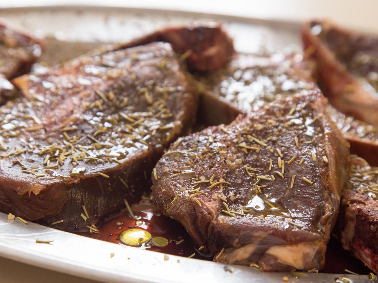 Comber z jelenia z puree i chunteyem z cebuli