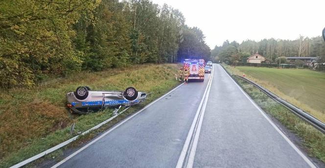 Dachowanie policyjnego radiowozu! Policjantka jechała za szybko i zostanie ukarana?! [ZDJĘCIA]