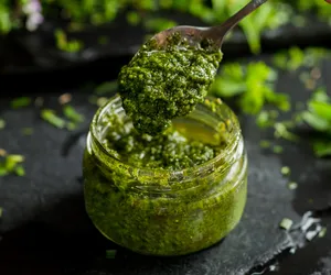 Nie tylko do makaronu i nie tylko z bazylii. Pesto z pokrzywy to zastrzyk żelaza na wiosnę