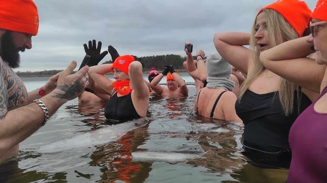 „Krasnostawskie Karpie” znów wskoczyły do zimnej wody! Zobacz, jak morsowali dla WOŚP