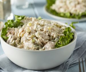 Sałatka z kurczaka z pieczarkami i ogórkiem