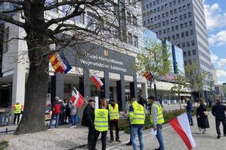 Rolnicy pod Urzędem Marszałkowskim w Łodzi. Zobacz, jak przebiega protest