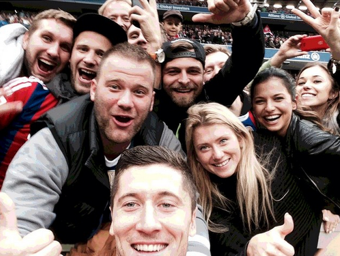 Robert Lewandowski, Bayern: Dwie bramki Lewego to zasługa żony! Anna Lewandowska na trybunach! ZDJĘCIA