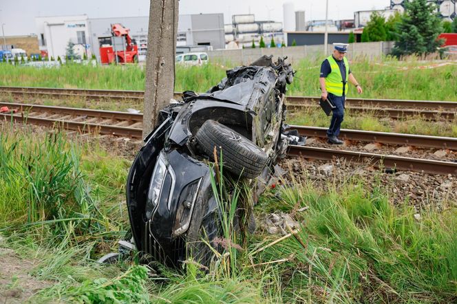 Dramat w Wielkopolsce. Samochód wjechał wprost pod pociąg