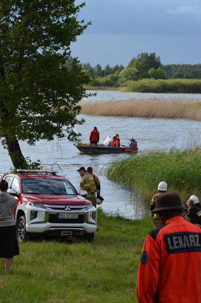 Tragedia na jeziorze Łabędź. Wiatr przewrócił łódkę, wędkarz wpadł do wody