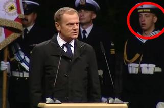 Premier Tusk przemawia na Westerplatte, a żołnierz ZIEWA